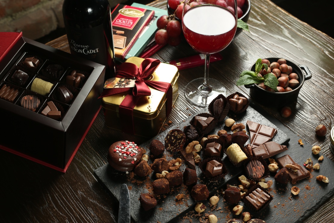Сладости и страсти. Вино и конфеты. Конфеты шоколад. Шоколадные конфеты и вино. Сладости и алкоголь.